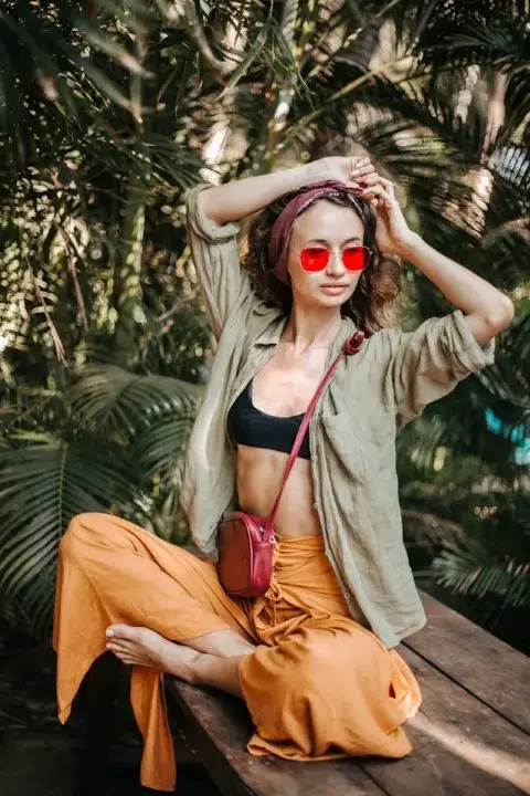 Frau die luftige Kleidung trägt