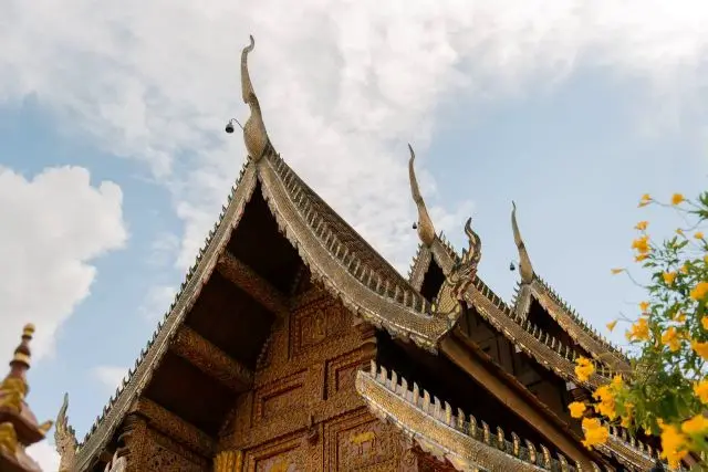 Tempelfassade und Dach