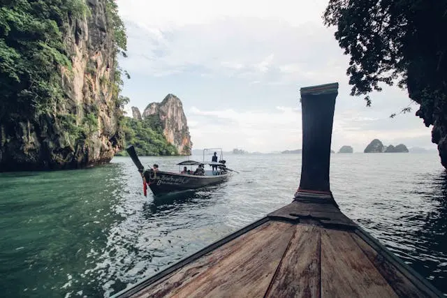 traditionell, thailändische Holzboote auf dem Wasser