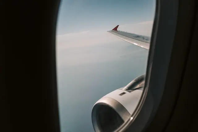 Blick aus einem Flugzeugfenster