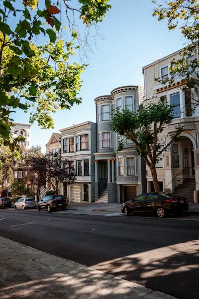 Straße mit bunten Häuserfassaden in San Francisco