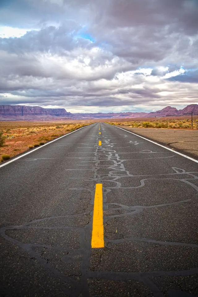 asphaltierte Straße die bis zum Horizont reicht