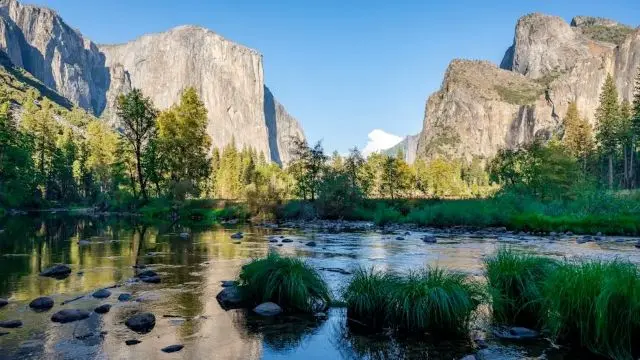 See vor Bergkulisse im Yosemite Nationalpark