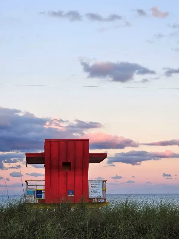 roter Lifeguard Tower in Abenddämmerung