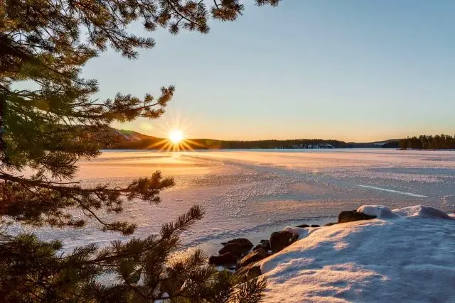 zugefrorener See bei Sonnenaufgang
