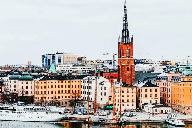 Häuser und Kirchturm in Stockholm