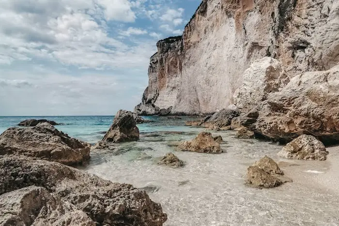 Blick auf Sand, Wasser und Felsen