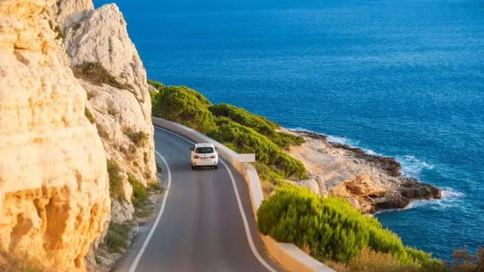 Blick auf eine Küstenstraße