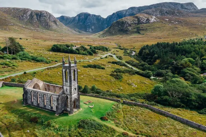 Blick auf Kirchenruine im County Donegal