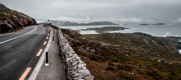 Küstenstraße unter grauem Himmel