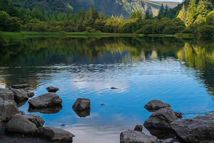 Blick auf einen der Glendalough Seen