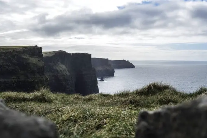 Blick auf irische Küstenlandschaft