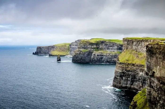 Blick auf Meer und steile Klippen