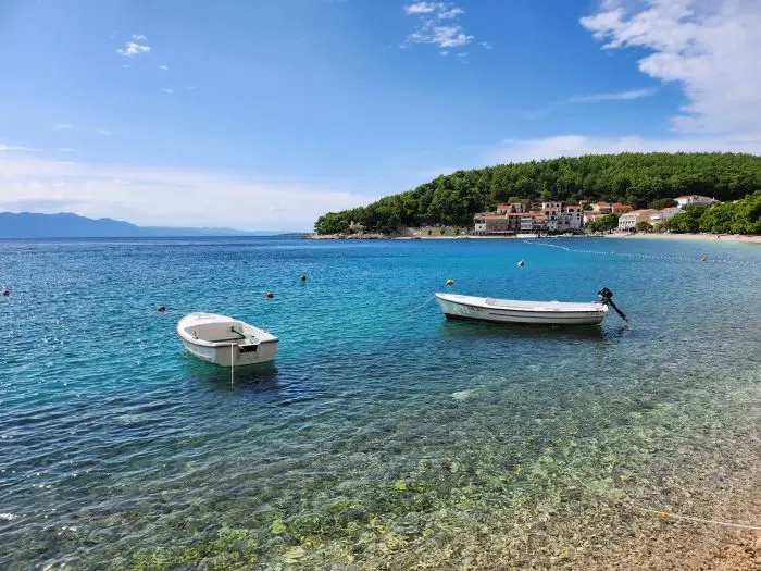 Boote auf türkisblauem Wasser