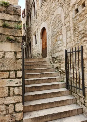 mediterrane Treppe in schmaler Gasse