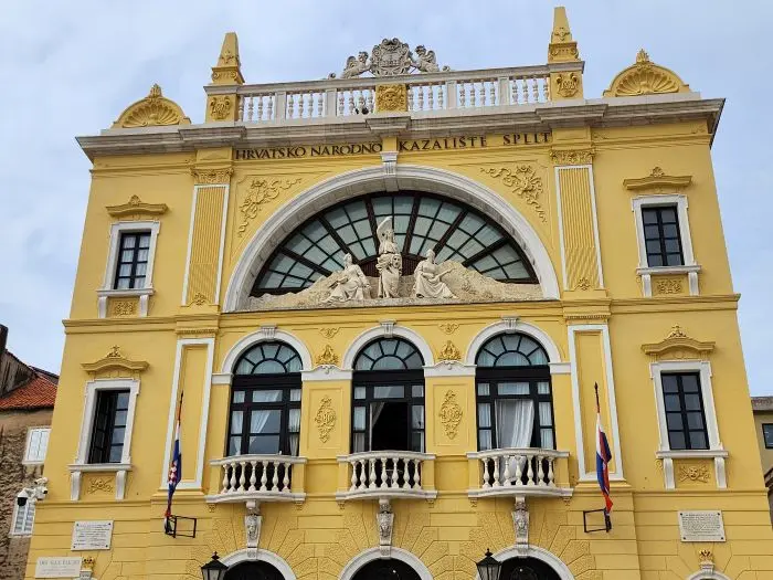 gelbes Gebäude in Split