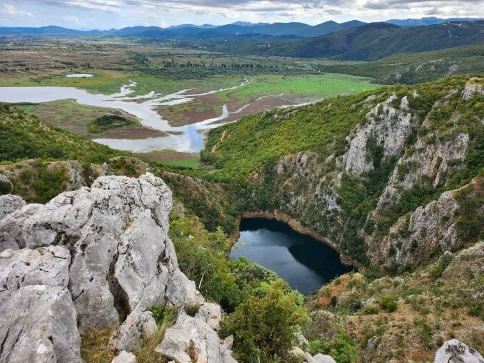 Ausblick auf Seen im kroatischen Inland