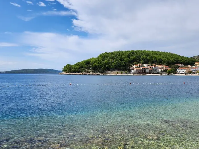 Blick auf das kroatische türkisblaue Meer