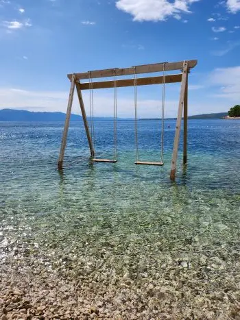 Holzschauckel im Meer