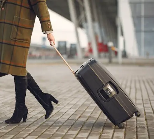 Schweden Packliste Frau mit Reisekoffer