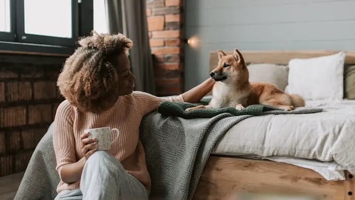 Frau mit Hund in gemütlichem Ferienhaus