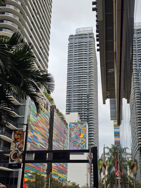 Blick auf Wolkenkratzer in Miami