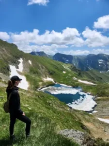 Frau blickt auf einen Bergsee