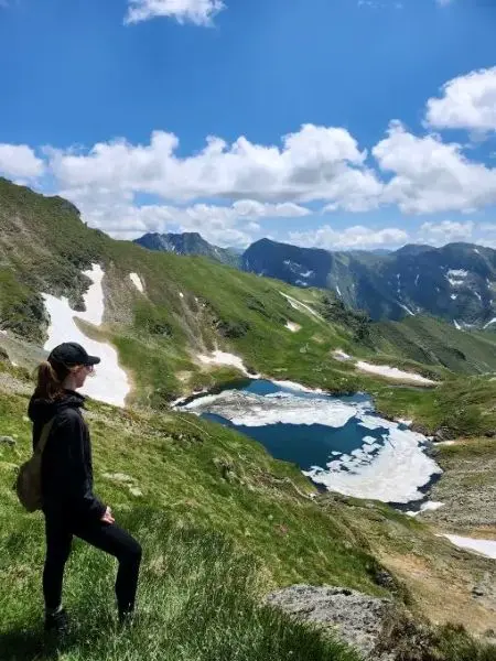 Frau blickt auf einen Bergsee