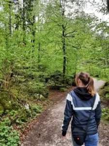 Frau auf einem Wanderweg im Wald