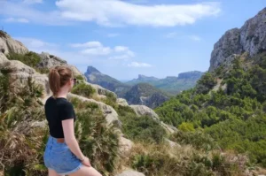 Frau blickt auf Bergkulisse