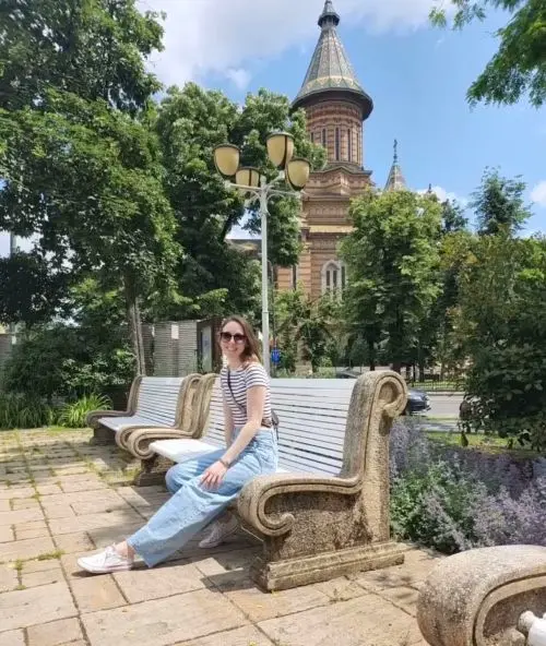 Steffi auf einer Parkbank sitzend