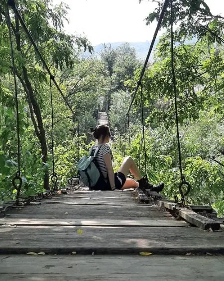 Steffi auf einer alten Hängebrücke sitzend