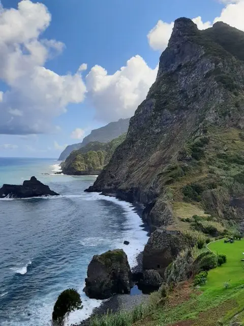 Blick auf einen Küstenabschnitt