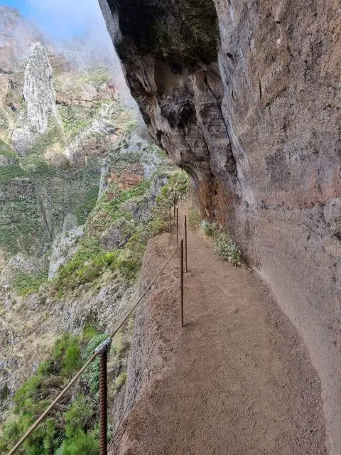 Wanderweg am Felsen entlang