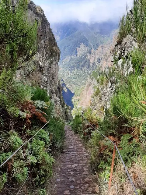 markierter Wanderweg in den Bergen