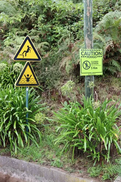 Warnschilder zum Begehen der Levadas