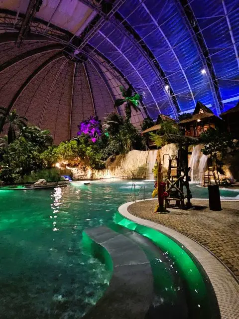 Lagunen-Pool bei Nacht